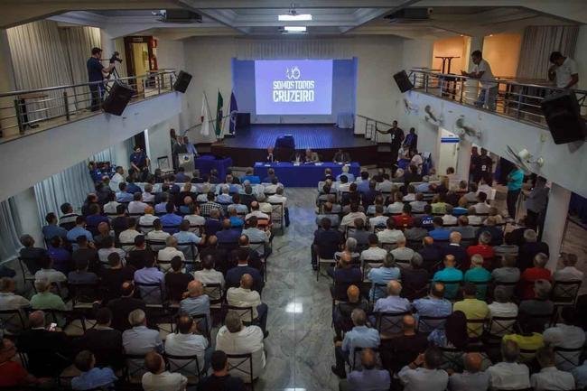 24/9 - CONSELHEIROS REMUNERADOS PEDEM DIREITO A VOTO: em ao na Justia, conselheiros que prestam servio ao Cruzeiro pedem direito a voto em decises do Conselho Deliberativo. Desde que denncias vieram  tona, presidente do rgo, Zez Perrella, decidiu que associados com relaes profissionais com a atual gesto no podem participar de votaes.