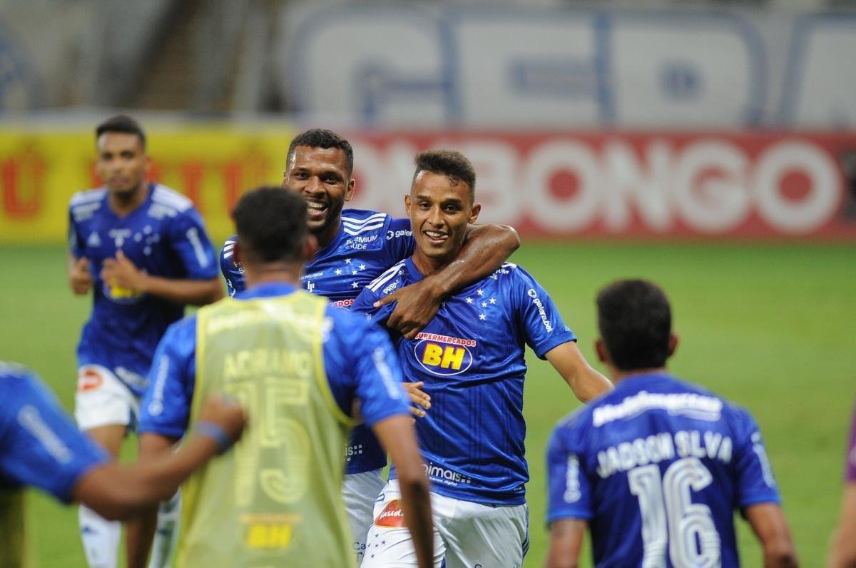 Welinton empatou para o Cruzeiro, que jogou boa parte do segundo tempo com um jogador a menos devido  expulso de Pottker. Final no Mineiro: 3 a 3