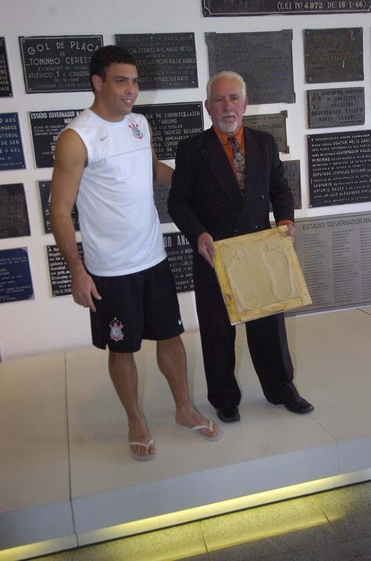 19/07/2009 - Ronaldo coloca os ps na Calada da Fama, do Mineiro, antes do jogo entre Corinthians e Cruzeiro. Ele  homenageado na mesma ocasio pelo ento presidente cruzeirense Zez Perrella