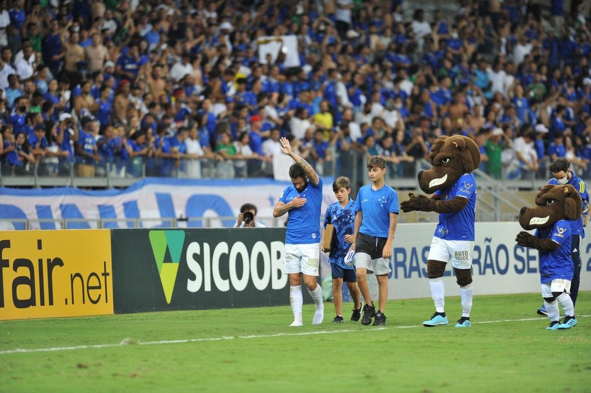Ao lado dos filhos, Rafinha e Nicholas, Rafael Sobis foi aos prantos no Mineiro em sua despedida do futebol com a camisa do Cruzeiro. Depois de trocar a camisa com o histrico craque celeste Dirceu Lopes, ele saudou os torcedores e teve o nome gritado pelo estdio lotado. Noite foi de muita emoo para o agora ex-atacante, de 36 anos.