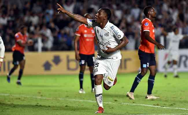 Angulo comemora o gol que tirou o Santos do sufoco na Vila Belmiro 