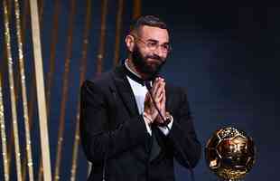 Karim Benzema recebe prmio Bola de Ouro, da Revista France Football, como melhor do mundo na temporada 2021/22. 