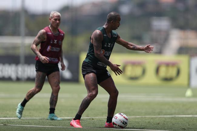 Com seriedade, mas tambm descontrao, o Atltico treinou sob sol forte na manh desta sexta-feira (21), na Cidade do Galo, em Vespasiano. Este foi o quinto dia de pr-temporada para o clube mineiro em 2022, sob o comando do tcnico argentino Antonio 'El Turco' Mohamed. Novas baixas, o volante Allan e o atacante Keno testaram positivo para COVID-19 e no participaram das atividades (ambos cumprem perodo de sete dias de isolamento social).