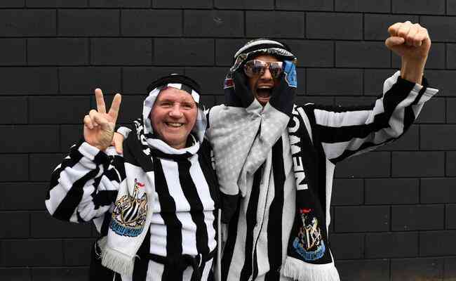 Torcedores do Newcastle parecem satisfeitos com a venda do clube para fundo de investimentos rabe