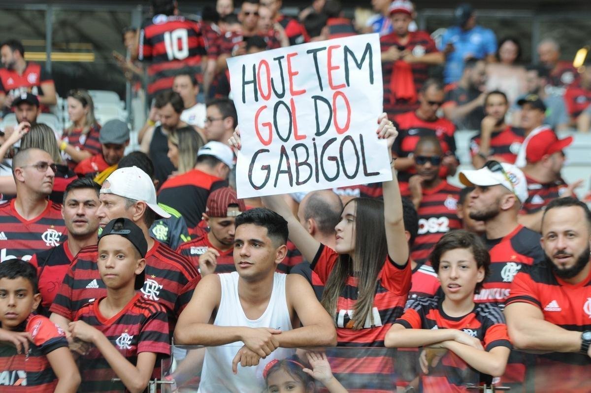 Torcidas de Cruzeiro e Flamengo fizeram a festa em duelo das equipes no Mineiro