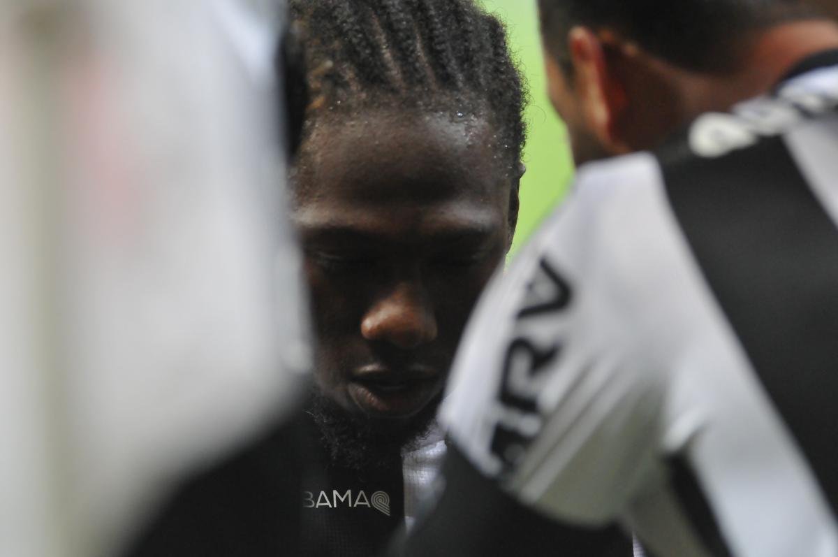 No segundo tempo, Char recebeu bola de Cazares e marcou o segundo do Atltico: 2 a 0