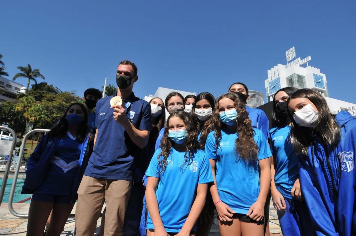 Medalha de bronze nos 200m livre, em Tquio, nadador Fernando Scheffer se reapresenta ao Minas Tnis Clube, em BH, e  festejado por funcionrios, diretoria e fs