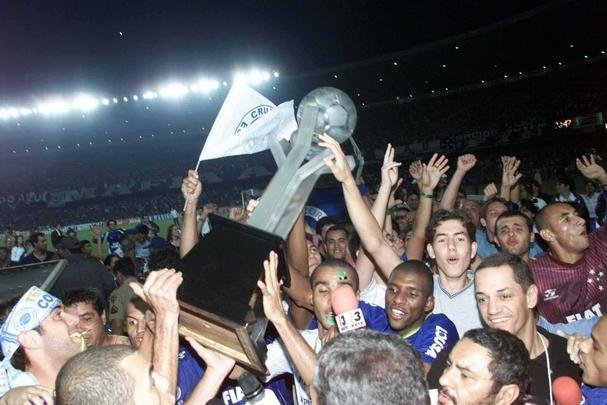 Em junho de 2003, o Cruzeiro deu o segundo passo para alcanar a indita Trplice Coroa. No dia 11 daquele ms, no Mineiro, o time dirigido por Vanderlei Luxemburgo conquistou a Copa do Brasil ao derrotar o Flamengo por 3 a 1. Os gols foram de Deivid, Aristizbal e Luiso. Alex no marcou, mas voltou a dar show em campo, assim como j havia feito no empate por 1 a 1 no duelo de ida, no Maracan, quando fez gol de letra. Aquele foi o quarto ttulo celeste no torneio de mata-matas e deu ainda mais confiana ao elenco para tambm faturar o Brasileiro no segundo semestre de 2003.