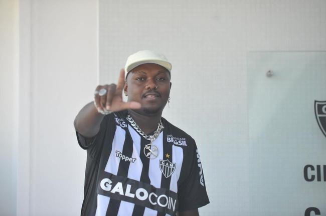 Gustavo Pereira Marques, o rapper Djonga, de 24 anos, vem fazendo sucesso na internet. Astro do estilo musical, o mineiro visitou nesta ter�a-feira a Cidade do Galo, centro de treinamentos do Atl�tico, seu clube de cora��o. O rapper espera que o Alvinegro conquiste t�tulos em 2019. 