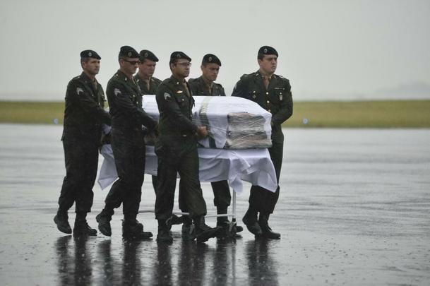 Honras militares na chegada das vítimas ao Aeroporto de Chapecó. Presidente Michel Temer esteve presente