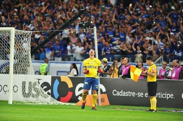 Fbio foi decisivo nos pnaltis, fez trs defesas e colocou o Cruzeiro nas semifinais da Copa do Brasil