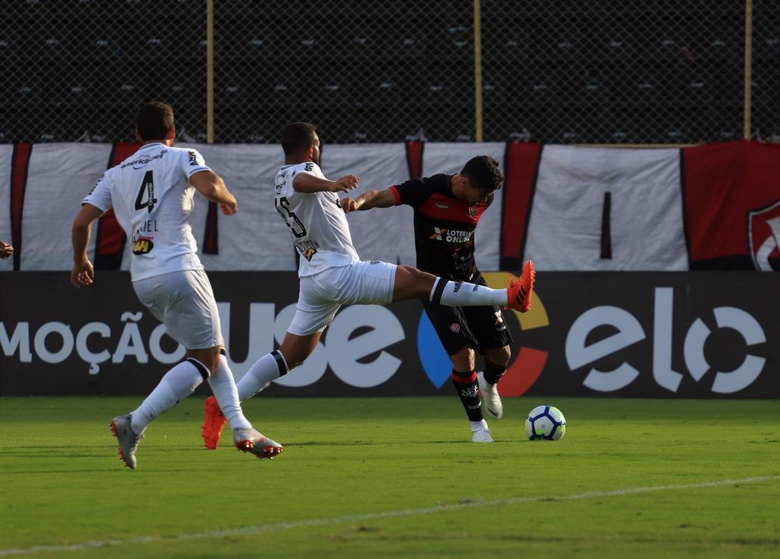 Vitória derrotou Atlético por 1 a 0, no Barradão, com gol de Léo Ceará
