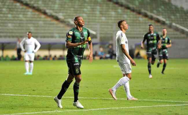Juninho comemora o terceiro gol do Amrica sobre o Grmio, logo a um minuto do segundo tempo