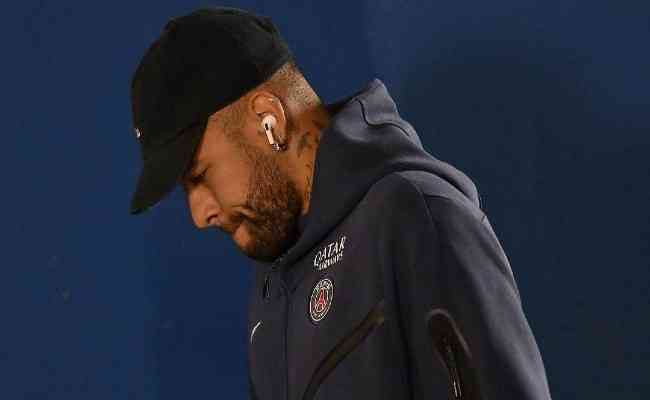 Atacante de PSG, Neymar deve ficar longe dos gramados de trs a quatro meses