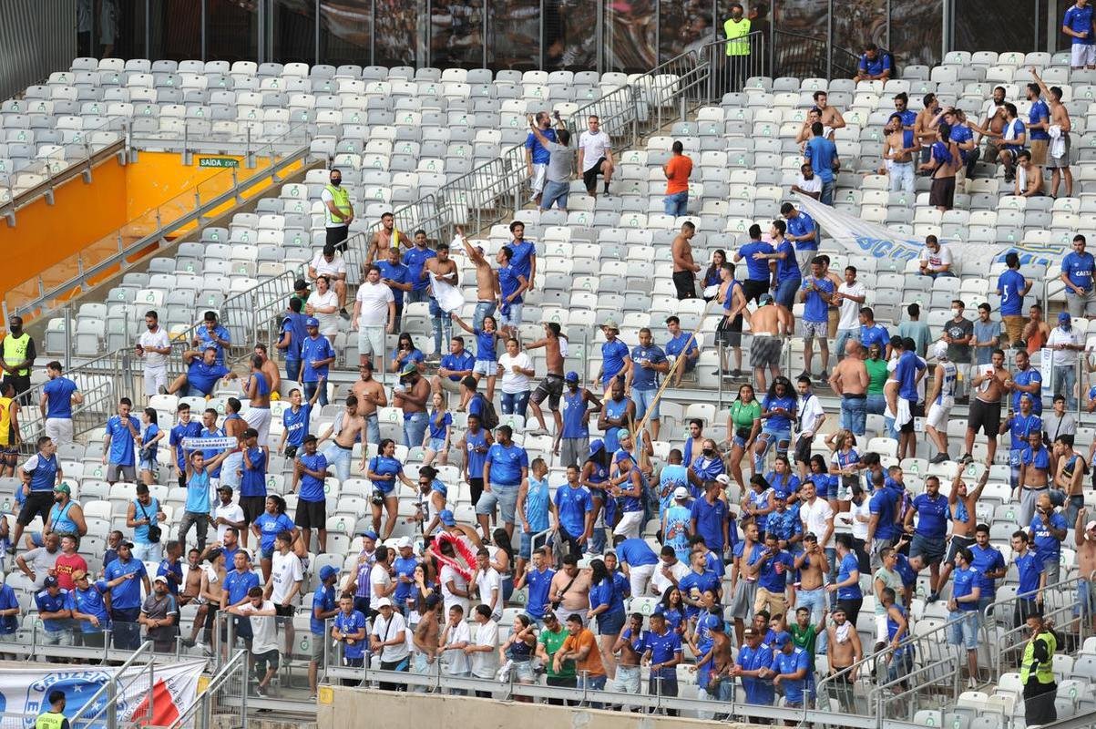 Fotos da torcida do Cruzeiro no clssico contra o Atltico, no Mineiro, pela nona rodada do Campeonato Mineiro