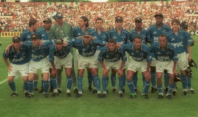 O ex-volante Valdir, tambm conhecido como Toddynho, esteve no elenco do Cruzeiro de 1998 que foi campeo mineiro e vice da Copa do Brasil, Copa Mercosul e Campeonato Brasileiro. Na imagem,  o primeiro em p da direita para a esquerda.