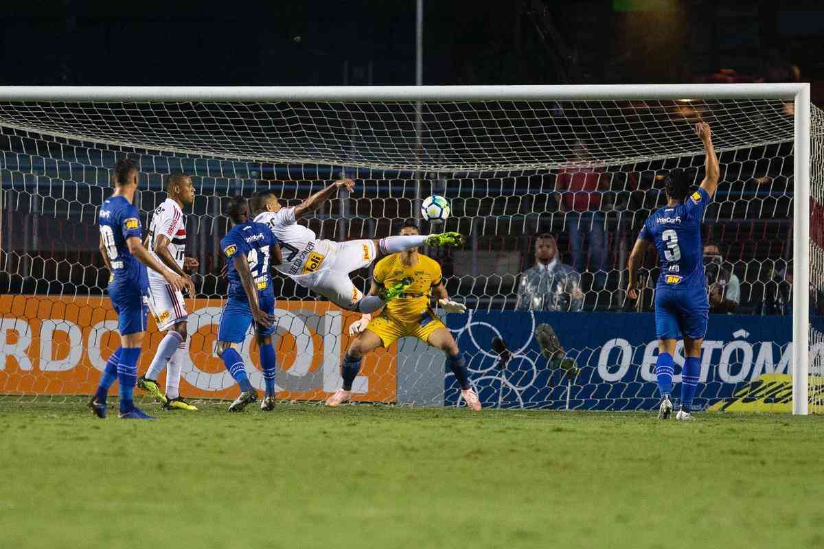 Diego Souza, de voleio, marcou o gol da vitria do So Paulo sobre o Cruzeiro, no Morumbi, pela 35 rodada