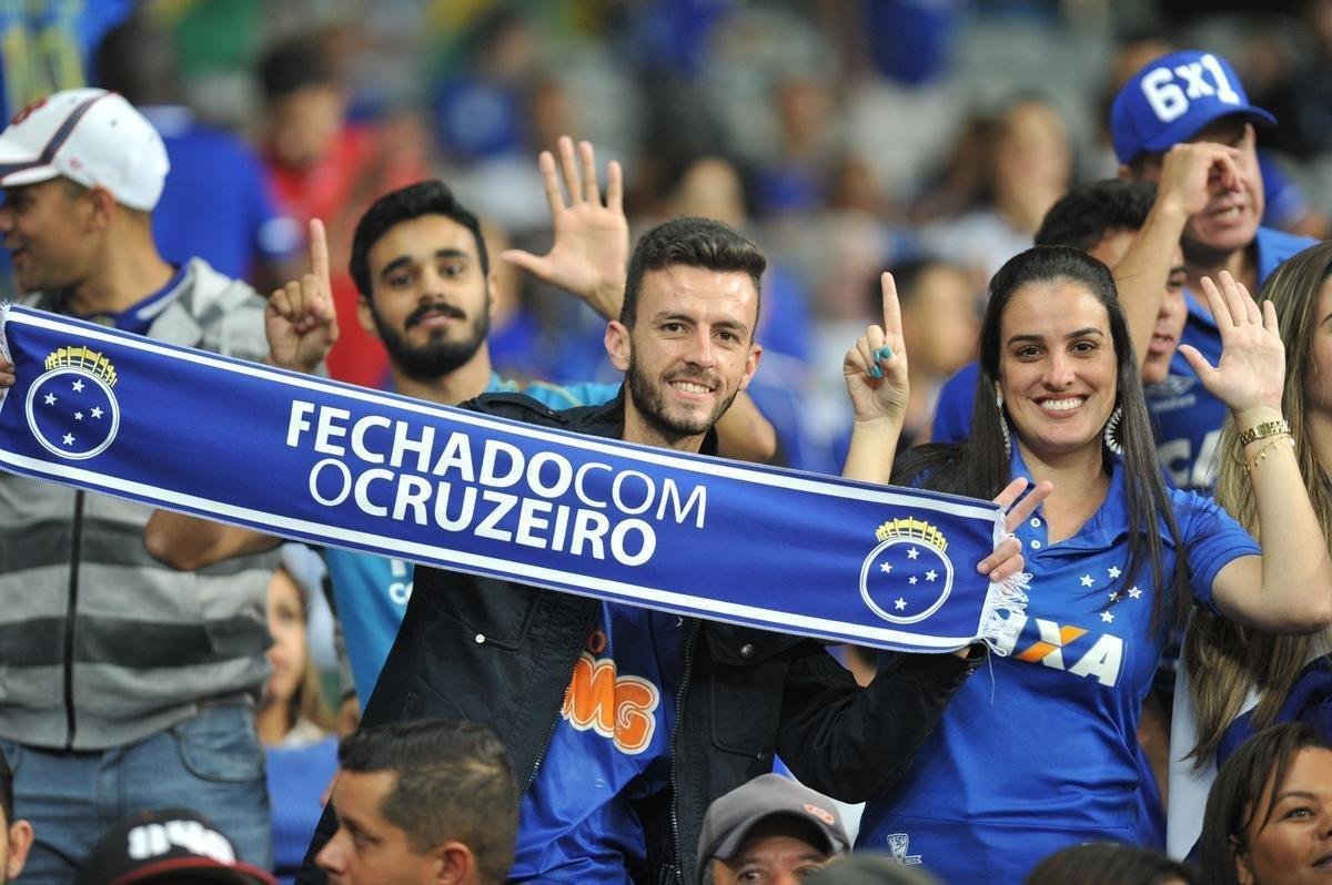 Torcida cruzeirense encarou engarrafamento, chegou atrasada, mas compareceu em bom nmero