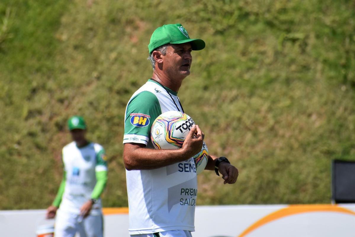 O América treinou na manhã desta quinta-feira (7), no CT Lanna Drumond, em Belo Horizonte. A atividade foi voltada para o confronto contra o Vitória, pela 33ª rodada da Série B do Campeonato Brasileiro. O duelo será realizado às 19h deste sábado (9), no Independência, em Belo Horizonte. Enquanto a equipe baiana luta contra o rebaixamento à Série C, o Coelho briga pelo tricampeonato da segunda divisão nacional.