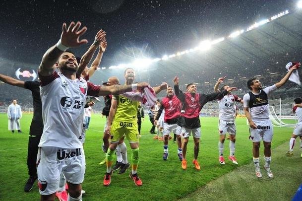 Atltico perdeu por 4 a 3 para o Coln nos pnaltis e foi eliminado da Copa Sul-Americana. Goleiro argentino Burin defendeu penalidades de Rver e Cazares