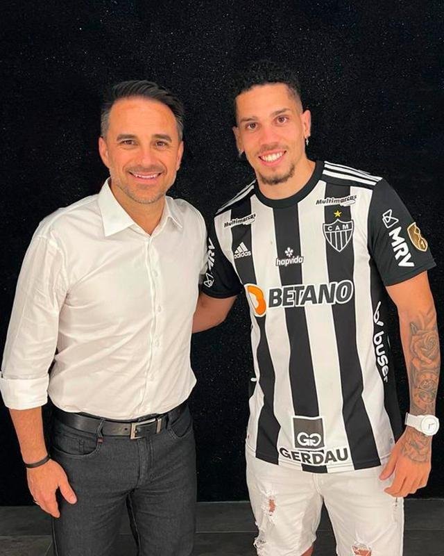 Paulinho, primeiro reforo de 2023, comemorou acerto com o Atltico