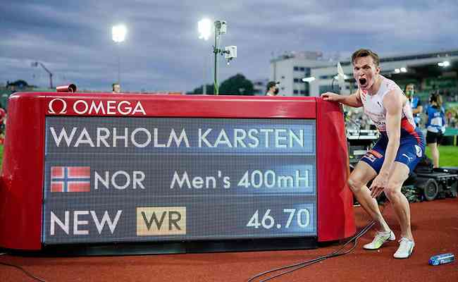 Bicampeo mundial, Karsten Warholm comemora o ouro com novo recorde: 46s70 