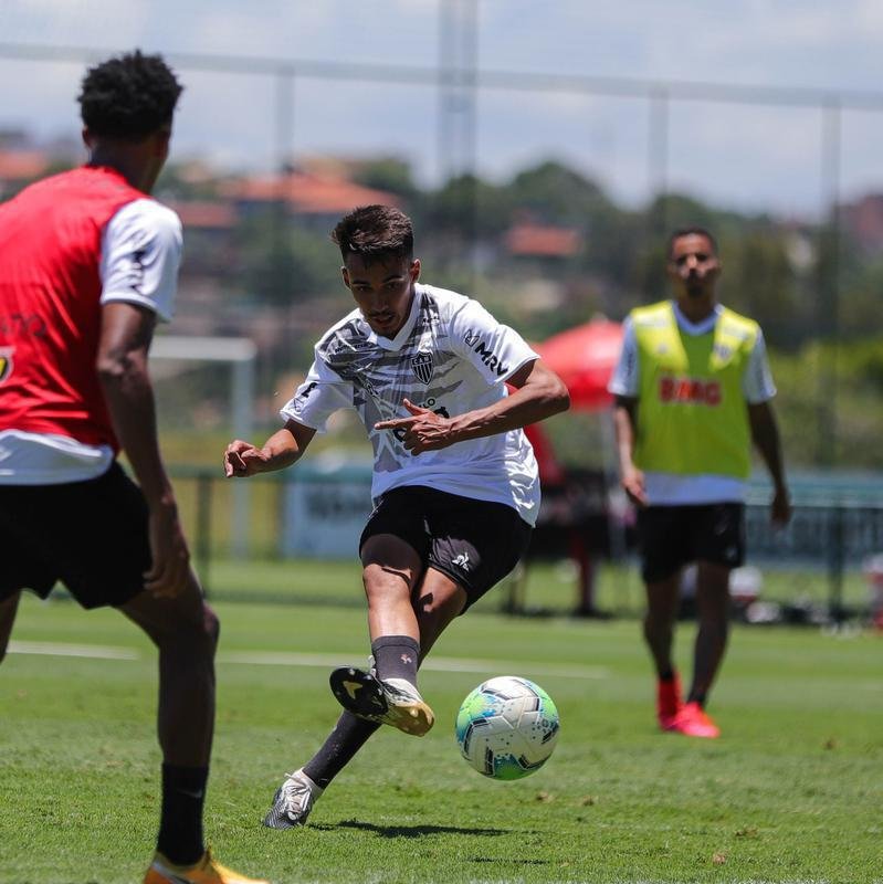 Atlético divulga fotos do novo uniforme de treino