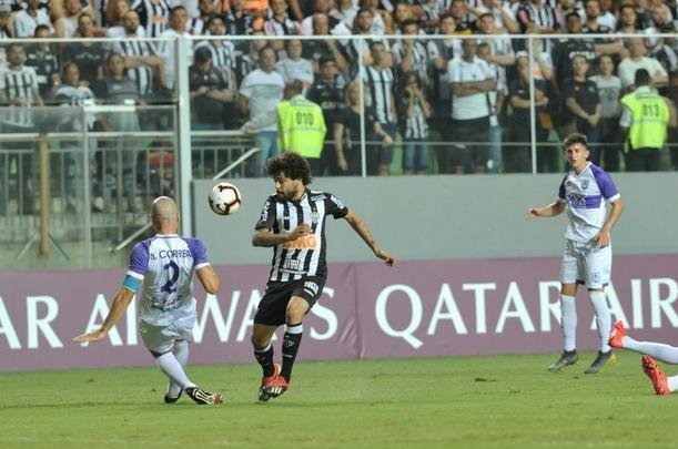 Lances do primeiro tempo do duelo entre Atltico e Defensor, pela terceira fase da Copa Libertadores