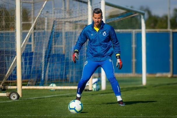 Cruzeiro treinou nesta tera-feira no CT do Grmio, em Porto Alegre, e concluiu a preparao para o duelo com o Internacional, no Beira-Rio, pela semifinal da Copa do Brasil. Time precisa de vitria por dois gols de diferena para ir  final. Se vencer por um gol de vantagem, a deciso ser nos pnaltis. Rogrio Ceni deve escalar o time com Fbio; Edilson, Ded (Fabrcio Bruno), Leo e Dod; Henrique e Robinho; Marquinhos Gabriel, Thiago Neves e David; Pedro Rocha.