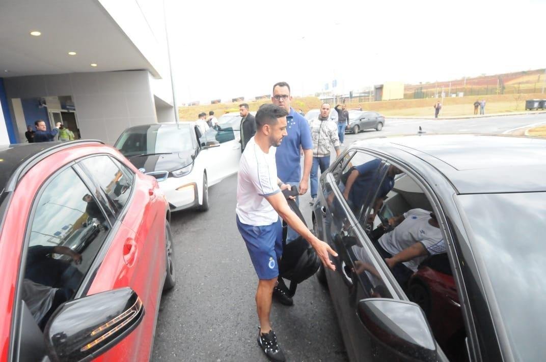 No desembarque do Cruzeiro em Confins, aps o jogo contra o Cear, tcnico Rogrio Ceni foi ovacionado por torcedores presentes no aeroporto. J o meia Thiago Neves, apontado como piv do atrito com o tcnico, foi criticado. Assim como treinador, goleiro Fbio foi ovacionado pelos cruzeirenses na chegada.