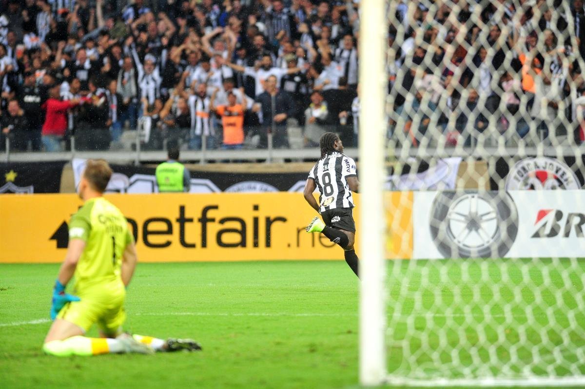 No segundo tempo, Char recebeu bola de Cazares e marcou o segundo do Atltico: 2 a 0