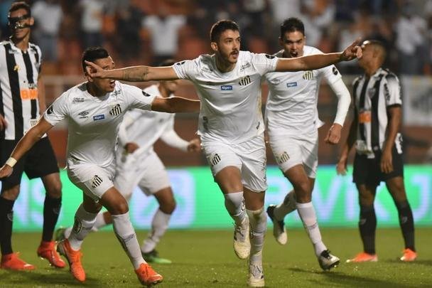 Atlético derrotou Santos por 2 a 1, de virada, com gols de Chará, e avançou às quartas de final da Copa do Brasil