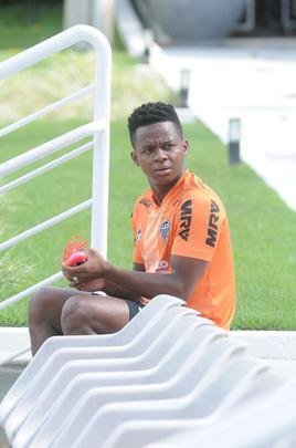 Treino do Atltico nesta segunda-feira, na Cidade do Galo, contou com a volta do meia  Juan Cazares. Direo no chegou a acordo para vend-lo a clube saudita. Tcnico Rafael Dudamel relacionou 23 jogadores para a viagem a Santa Fe, local da estreia na Sul-Americana, quinta-feira, contra o Unin-ARG. Jogador equatoriano ficou fora da lista.