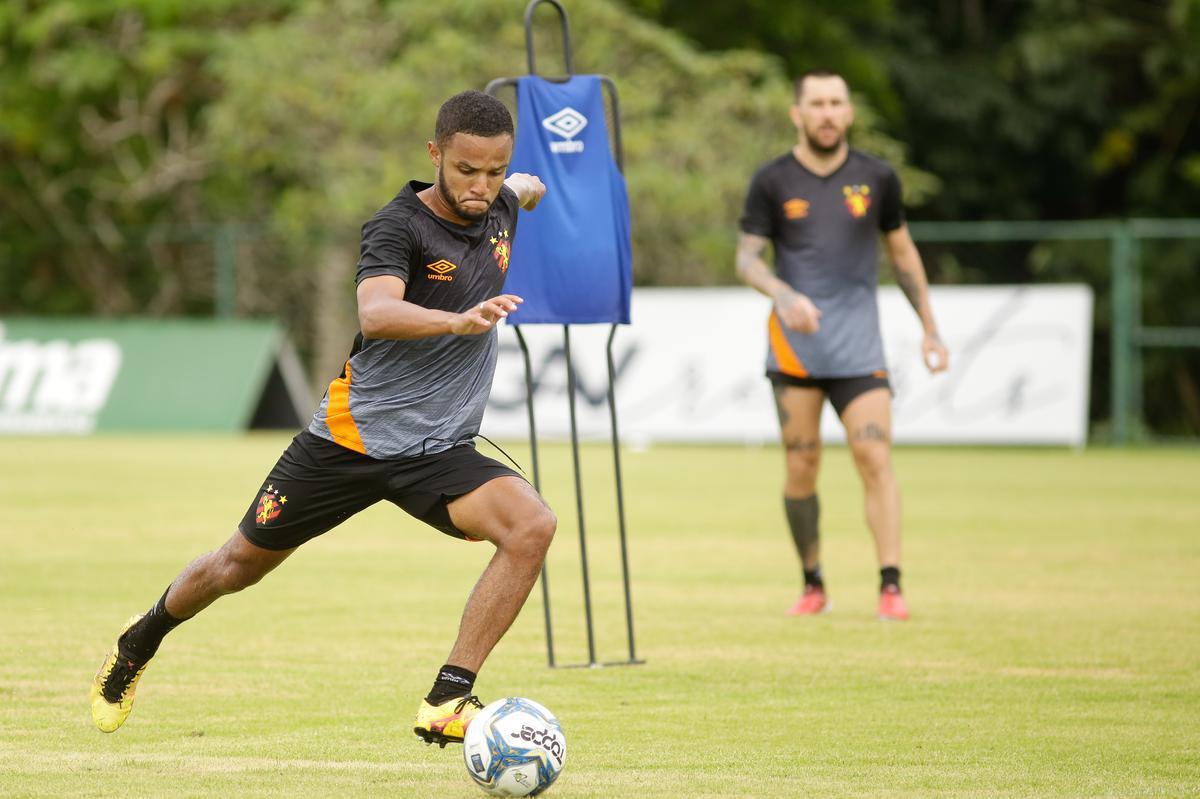 No primeiro trabalho, houve um treinamento tático, que exigia troca de passes e triangulações dos jogadores, com o elenco dividido em grupos de três atletas cada. Em seguida, os jogadores foram divididos em dois grupos no mesmo campo para o trabalho específico por setores de defesa e ataque. De um lado, os zagueiros, laterais e volantes participaram de um treino tático de posicionamento com o auxiliar Daniel Cerqueira. Do outro, os meias e atacantes fizeram um trabalho específico de passe e finalização sob o comando do técnico Daniel Paulista.