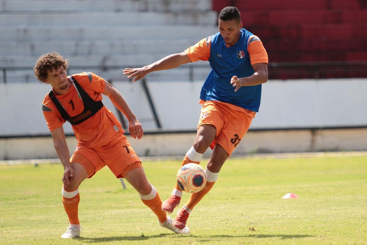 Jogadores do Santa Cruz treinaram no estádio do Arruda, já apresentando trabalhos com bola no gramado, sob a supervisão do técnico Itamar Schülle. Todos os atletas e os membros da comissão técnica seguem submetidos às medidas de afastamento social.
