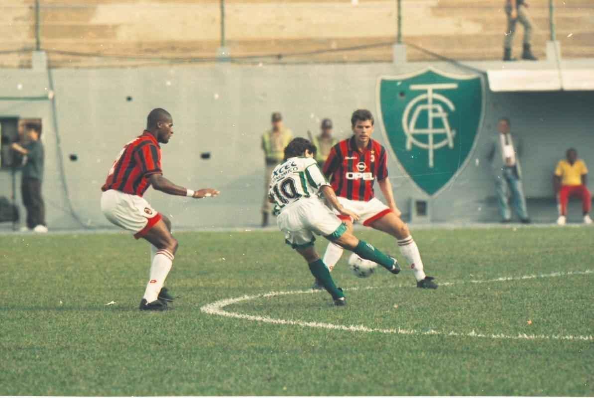 Celso e George Weah marcaram os gols do empate por 1 a 1 entre Amrica e Milan, no Independncia