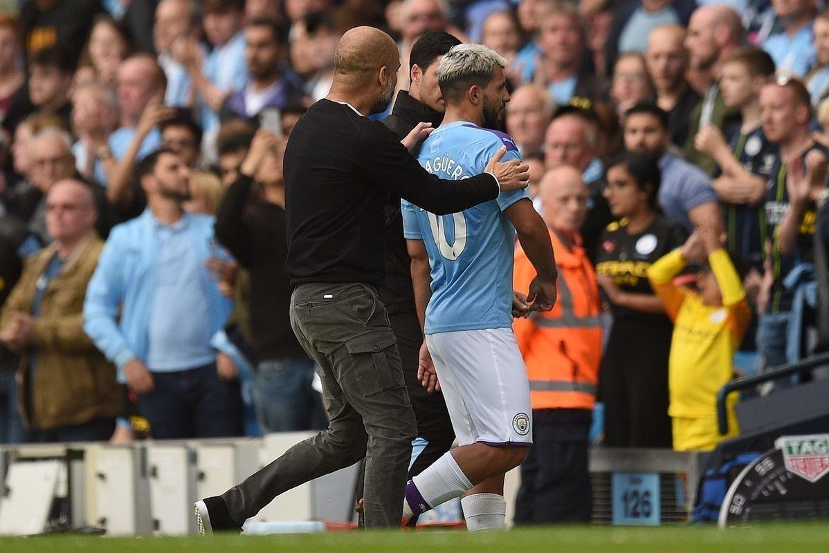 Momento em que Sergio Agero  substutdo por Gabriel Jesus e discute com Pep Guardiola