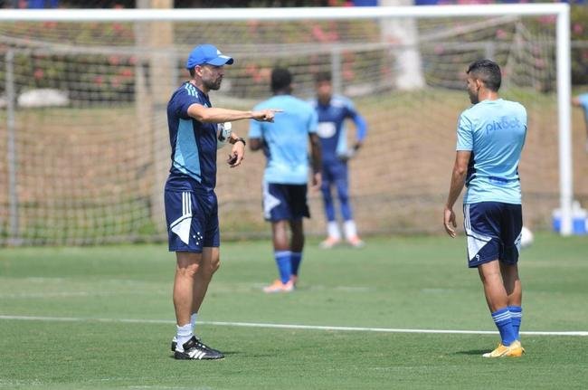 Dia movimentado na Toca: coletiva de Pezzolano, retorno da imprensa ao CT e treino em campo