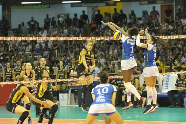 Minas x Praia: veja fotos da primeira partida da final