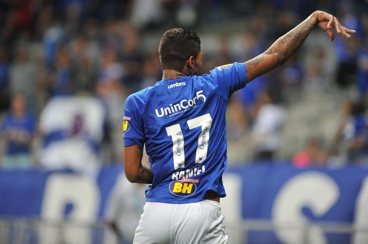 Raniel abriu o placar para o Cruzeiro aos 14 minutos do primeiro tempo