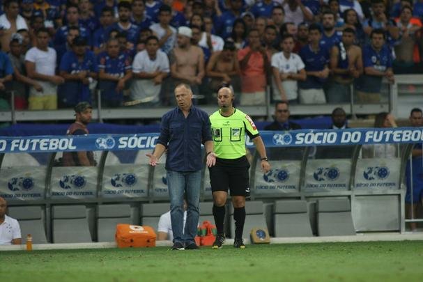 Mano reclamou da expulso de Lucas e tambm foi tirado do jogo pelo rbitro