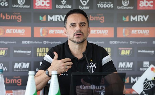 Rodrigo Caetano espera que elenco ganhe novas peas sem perder mais jogadores