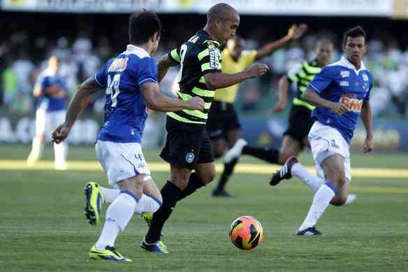 No Couto Pereira, Cruzeiro foi derrotado pelo Coritiba, por 2 a 1, pela 30 rodada do Brasileiro