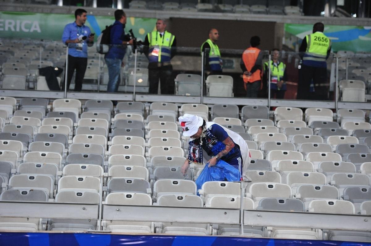 Depois do empate entre Japo e Equador, por 1 a 1, pela Copa Amrica, um torcedor japons deu um bom exemplo aos brasileiros. Com pacincia, ele recolheu lixo em vrios pontos do setor em que se encontrava no Mineiro. Na Copa de 2014, no Brasil, os nipnicos j haviam mostrado civilidade ao mundo ao limpar arquibancadas e vestirios dos estdios.