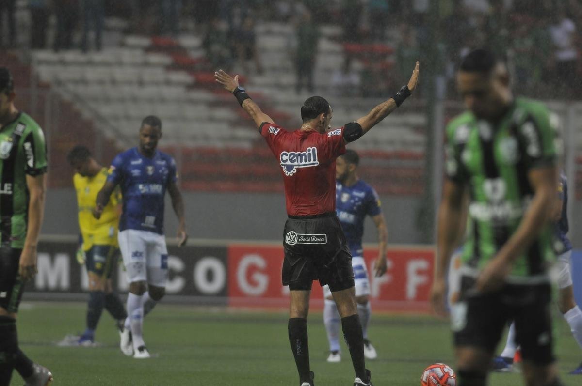 Forte chuva atrasou comeo de Amrica x Cruzeiro, no Horto