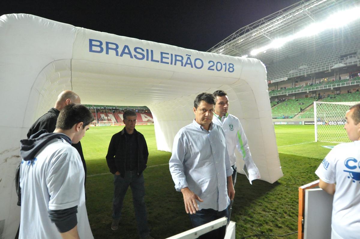 Tcnico Adilson Batista durante sua estreia no comando do Amrica, diante do Internacional