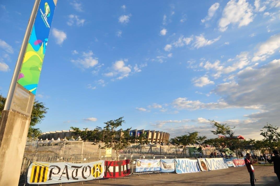 Torcedores de Argentina e Paraguai na chegada ao Minero para duelo pela Copa Amrica