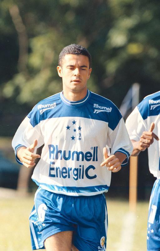 Gustavo foi lateral-direito do Cruzeiro entre 1998 e 1999. Foi campeo da Recopa Sul-Americana com o Cruzeiro.
