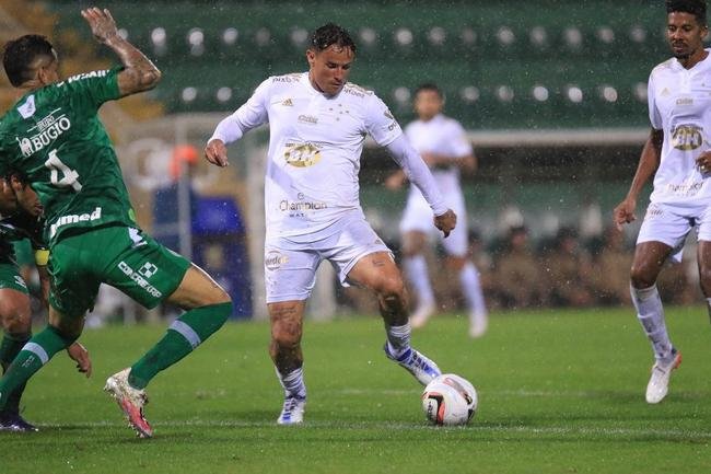 Cruzeiro venceu a Chapecoense por 2 a 0 na Arena Cond, em Chapec, neste sbado (30), pela quinta rodada da Srie B. Gols foram de Geovane e Edu, na etapa final