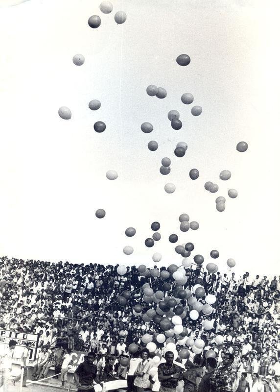 Balões enfeitaram o dia de inauguração do estádio.
